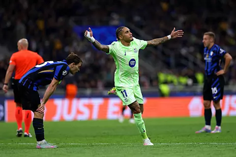 عادل إنجاز كريستيانو رونالدو.. رافينيا يكتب رقماً قياسياً في دوري الأبطال بهدفه أمام إنتر ميلان